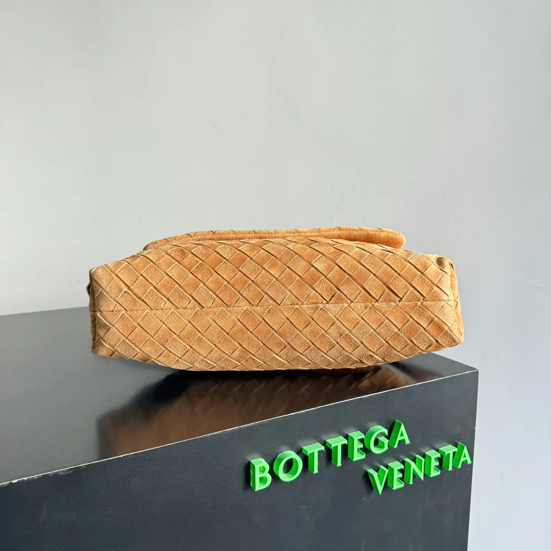 Batch 1720 Bottega Veneta Dustbag Giorno woven suede handbag ✨It is not deliberately eye-catching by exaggeration, but it is an existence that makes people unable to help but take a second look when you walk by! This Intrecciato woven suede flip dustbag is somewhere between soft and cool, it looks just right ~ matte texture + woven layers, feels very comfortable to the touch, and looks clean, luxurious and relaxed. Braided suede weave + drawstring closure, full of retro feel~ The loop design can be carried on the shoulder, hand-held or cross-body is fashionable. It can be worn directly on the body without having to worry about matching~ It is responsible for the texture of autumn and winter wear! Style number: 857657 Size: 33*19*8cm